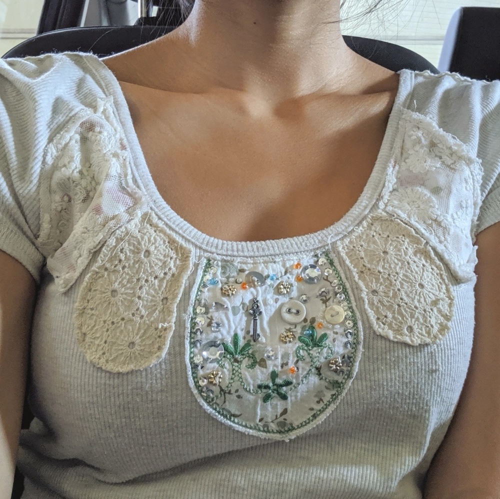 Embroidered t-shirt - Picture 2 of 5